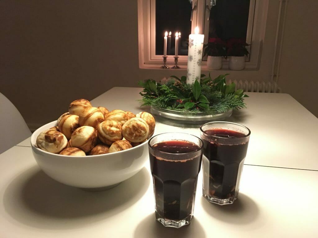 julehygge gløgg æbleskiver kalenderlys