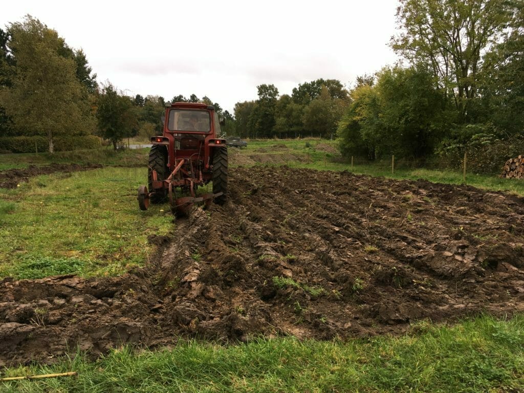 traktor plov pløjning