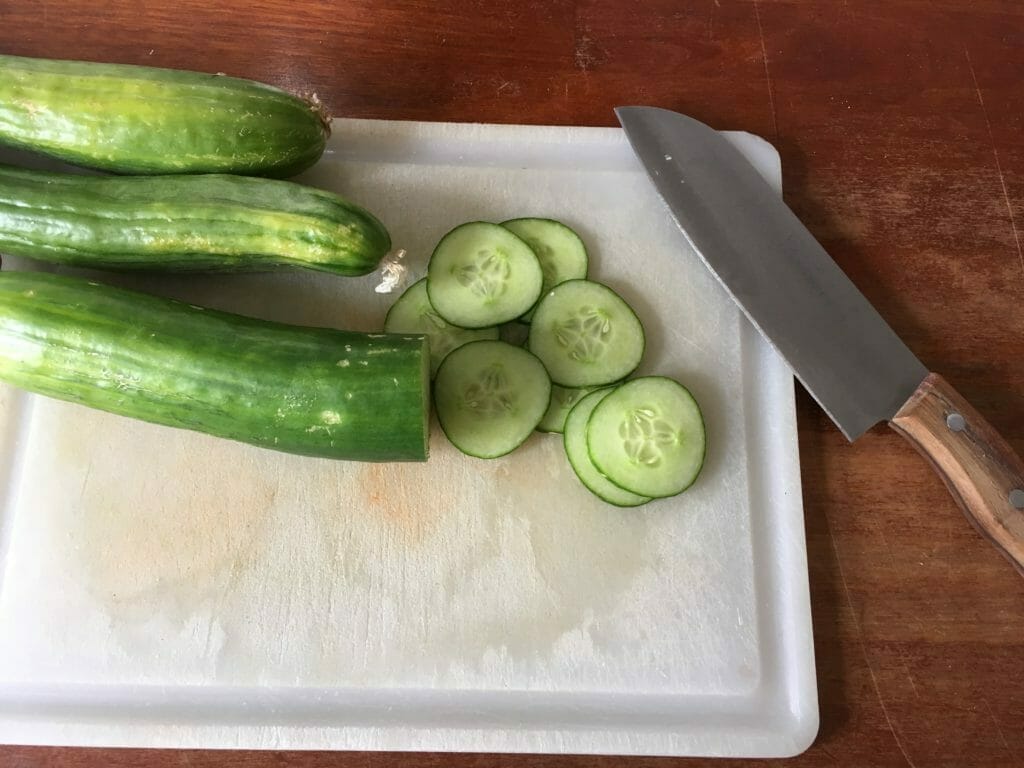 hjemmelavet agurksalat agurk skærebræt kniv