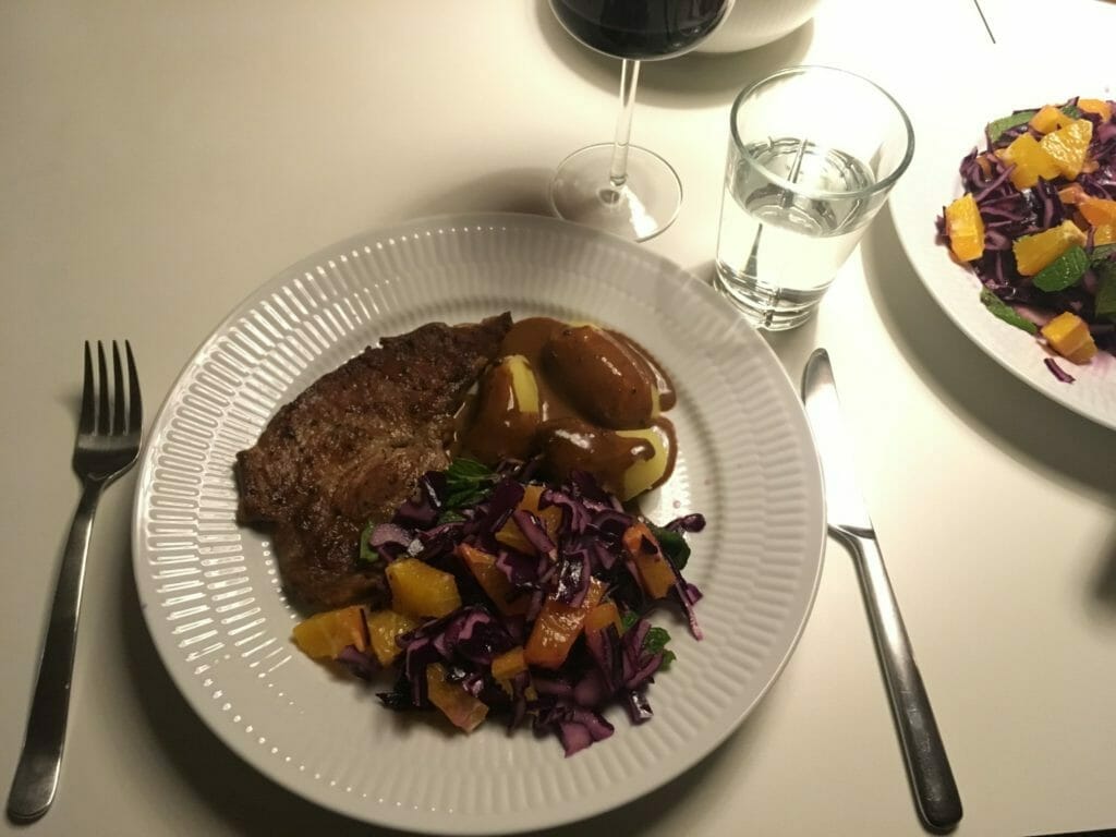 Rødkål salat serveret rødvin