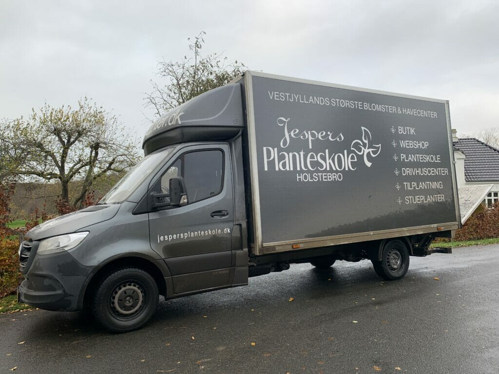 levering af træer jespers planteskole