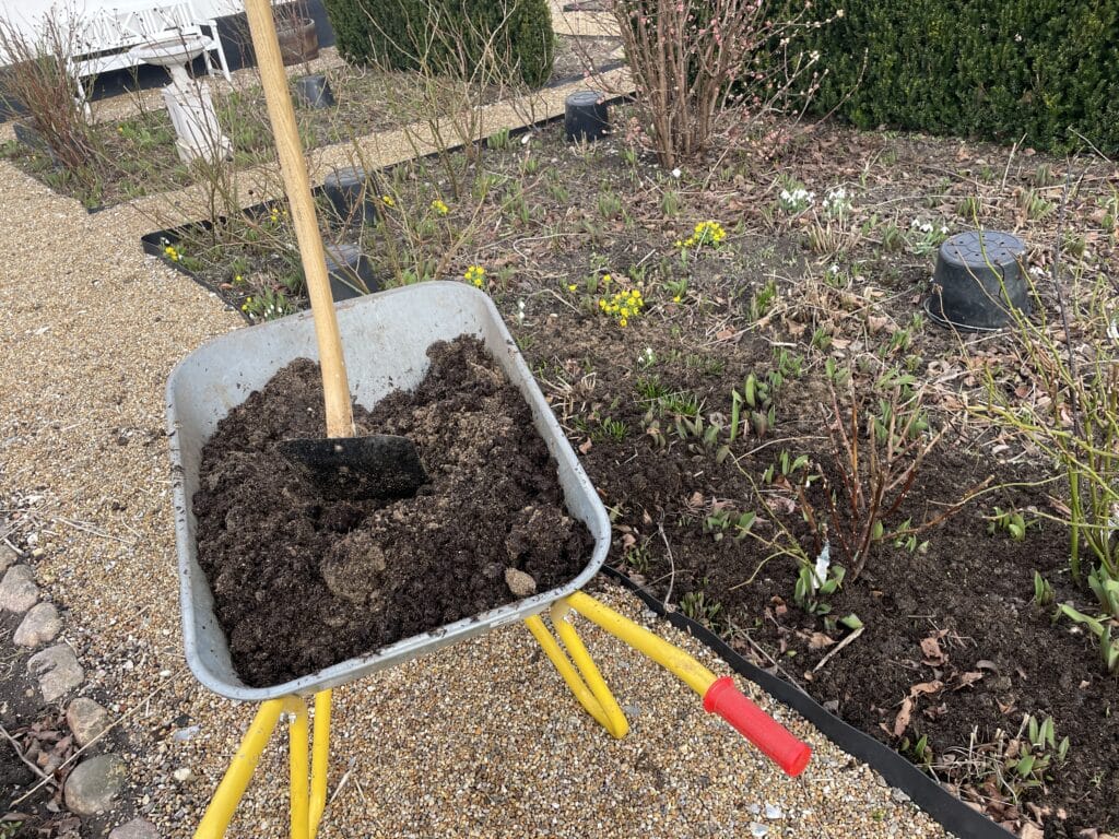 Topdressing af leret jord med sand og kompost for jordforbedring af ler jord