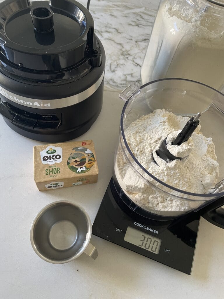 opskift på nem tærtedej i foodprocessor