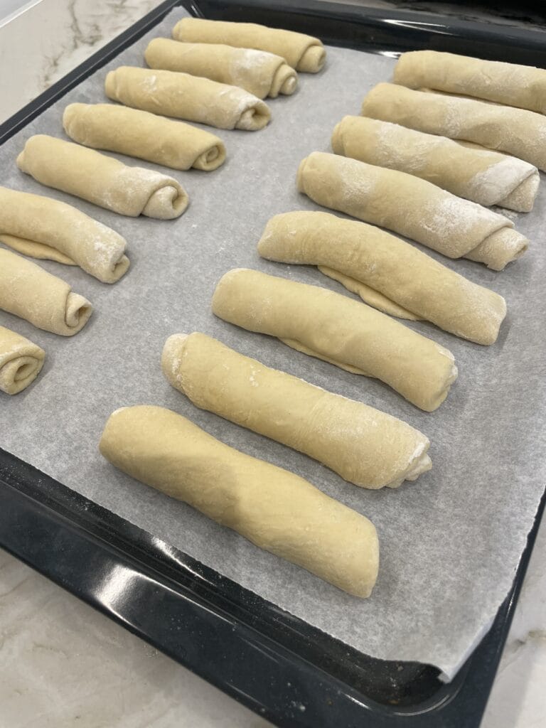 hjemmebagte gourmet pølsebrød med surdej