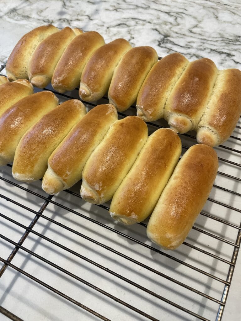 hjemmebagte gourmet pølsebrød med surdej