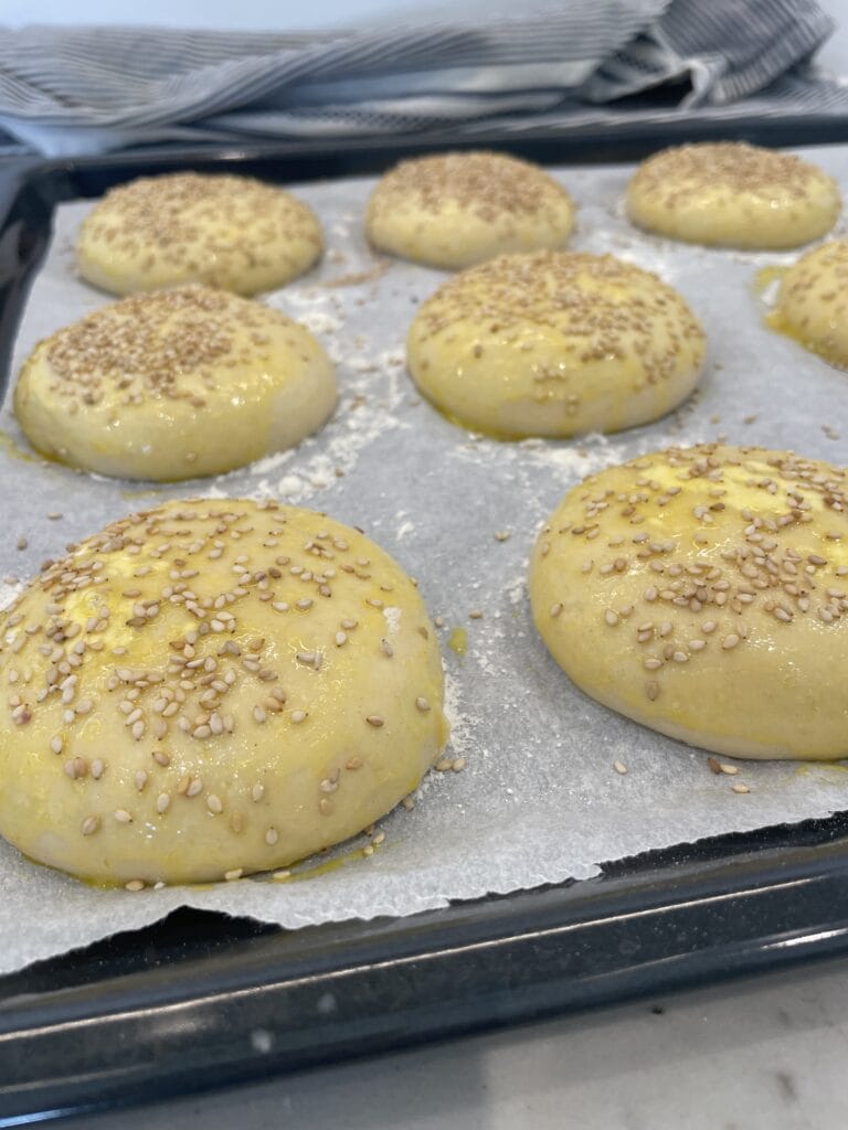 Bedste opskrift på hjemmebagte langtidshævede koldhævede burgerboller med surdej