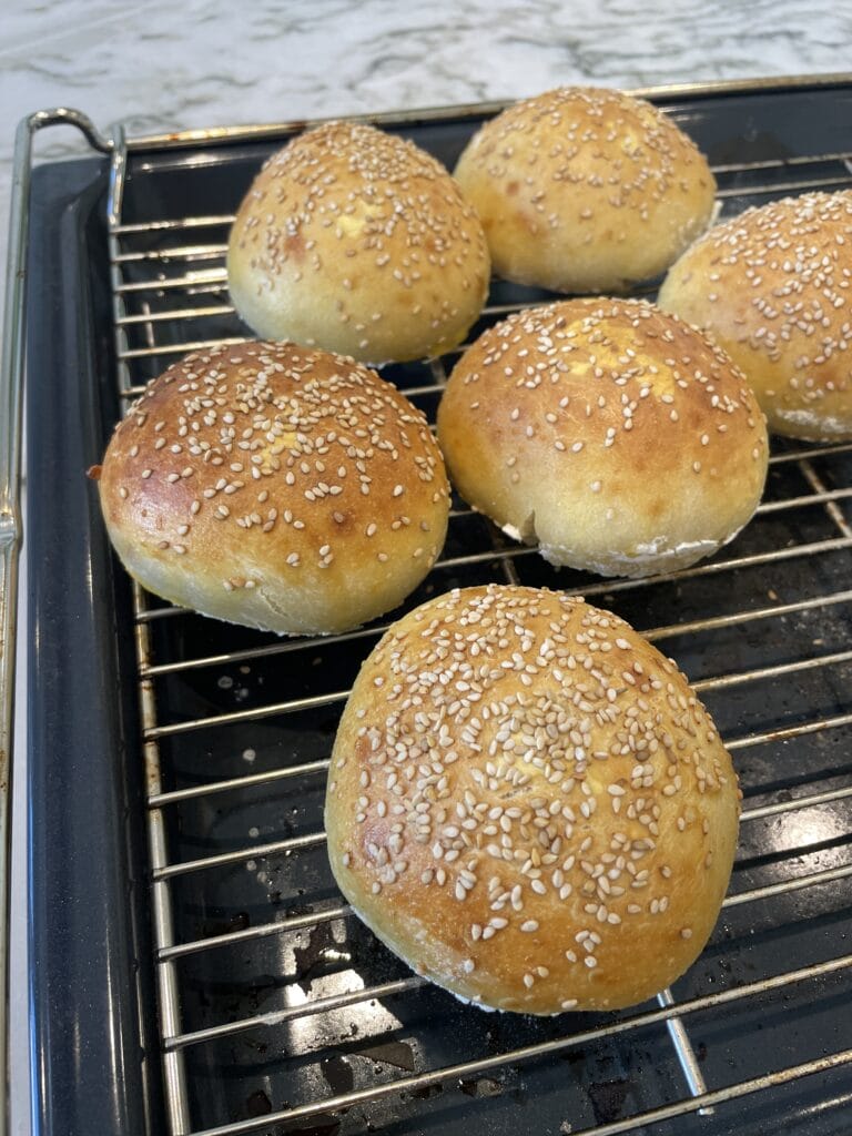 Bedste opskrift på hjemmebagte burgerboller med surdej