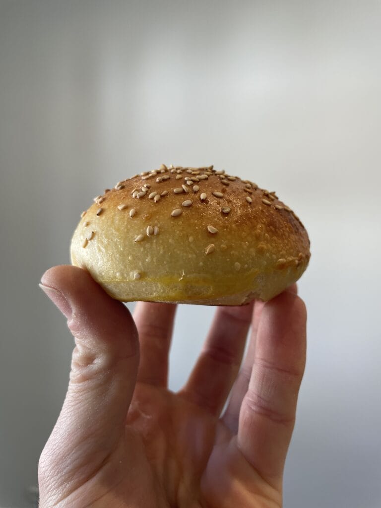 Bedste opskrift på hjemmebagte burgerboller med surdej