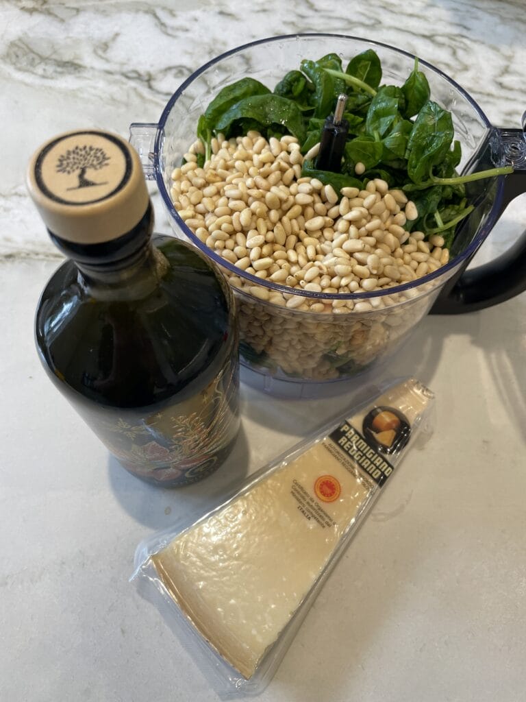 opskrift på hjemmelavet pesto med basilikum fra køkkenhaven
