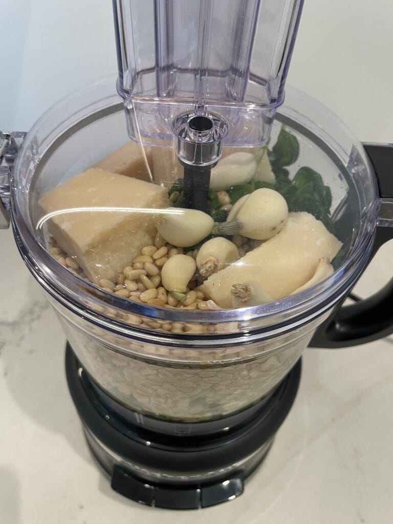 opskrift på hjemmelavet pesto med basilikum fra køkkenhaven