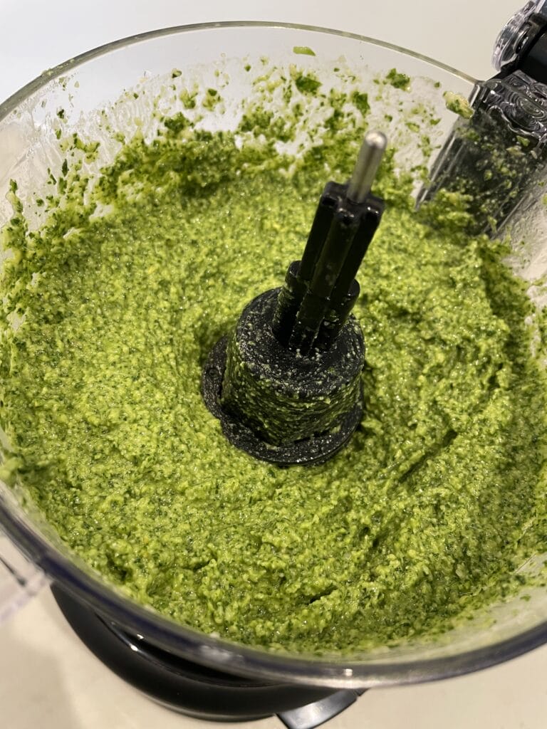 opskrift på hjemmelavet pesto med basilikum fra køkkenhaven