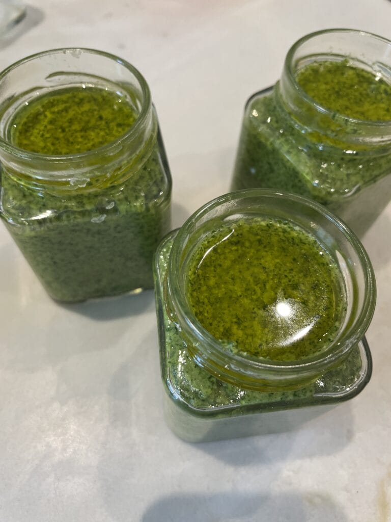 hjemmelavet pesto med basilikum fra køkkenhaven