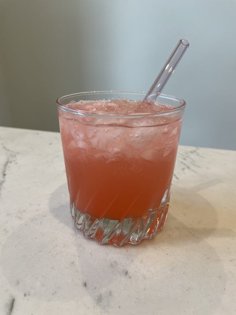 hjemmelavet gin med jordbær og rabarber til sommerdrink