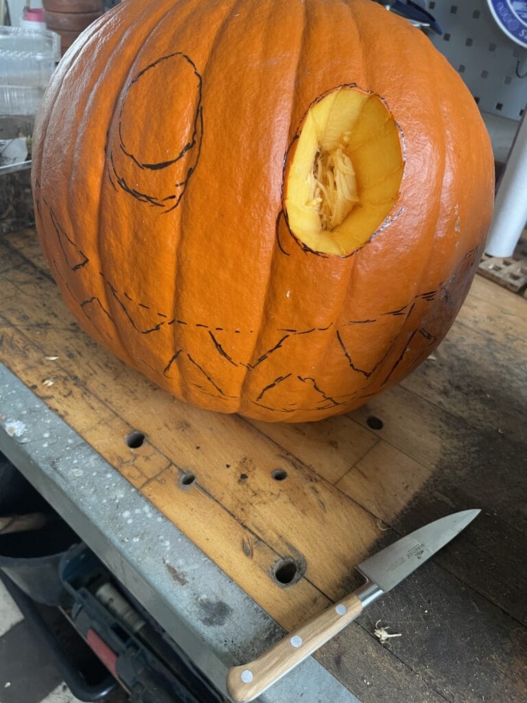 Udskæring af græskar til halloween