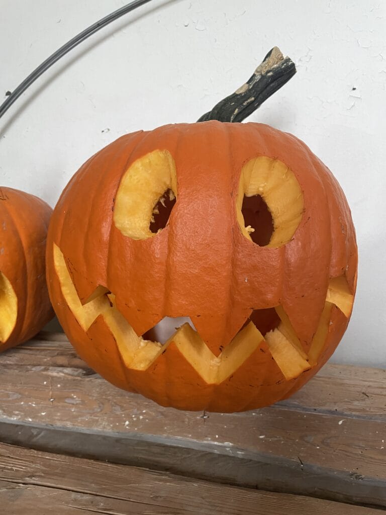 Udskæring af græskar til halloween