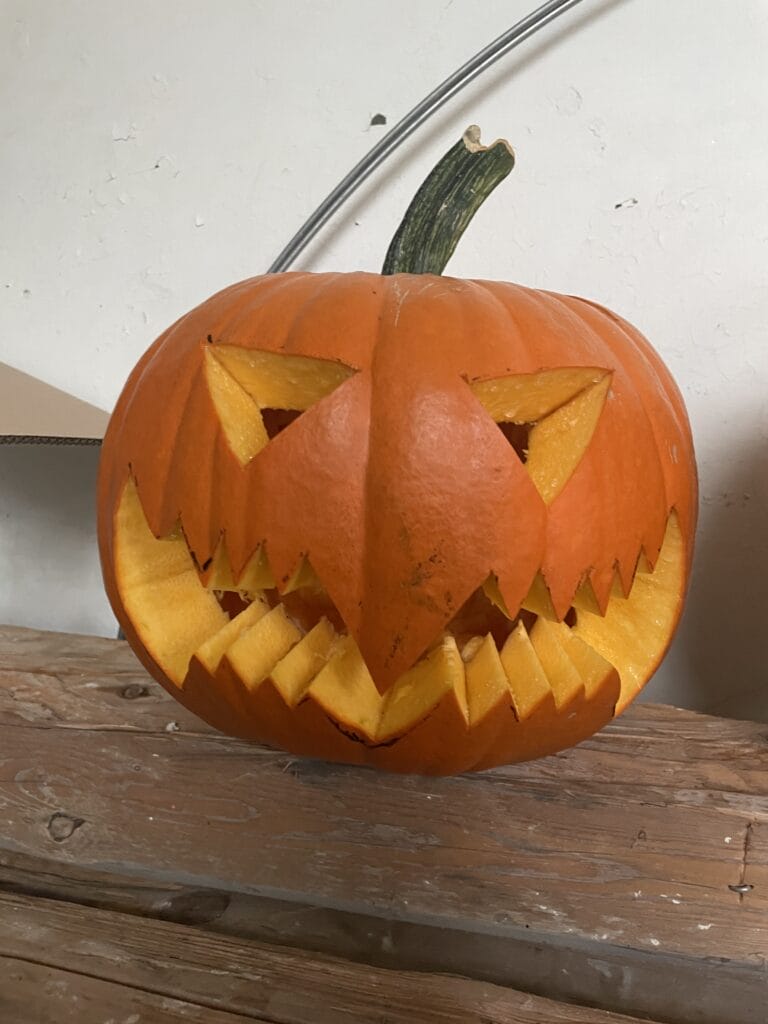 Udskæring af græskar til halloween