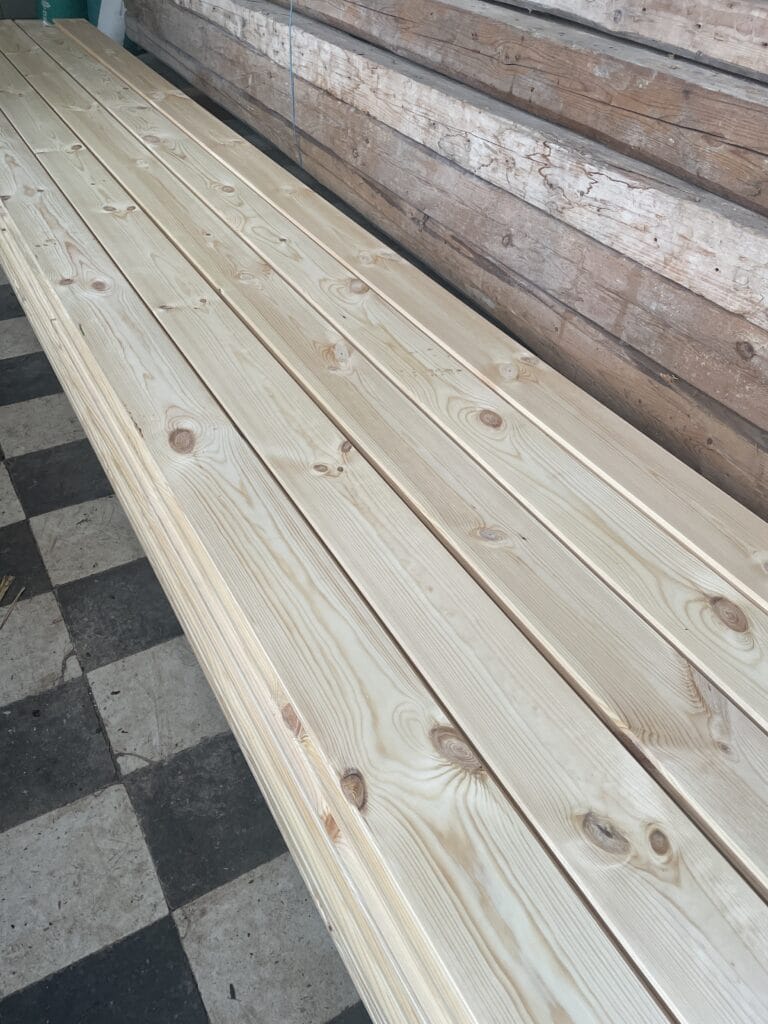 Træ til beklædning af stalddør