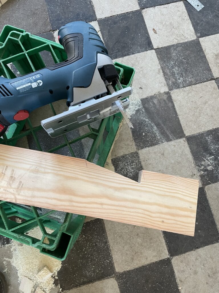 Stiksav er nødvendigt til at bygge en stalddør