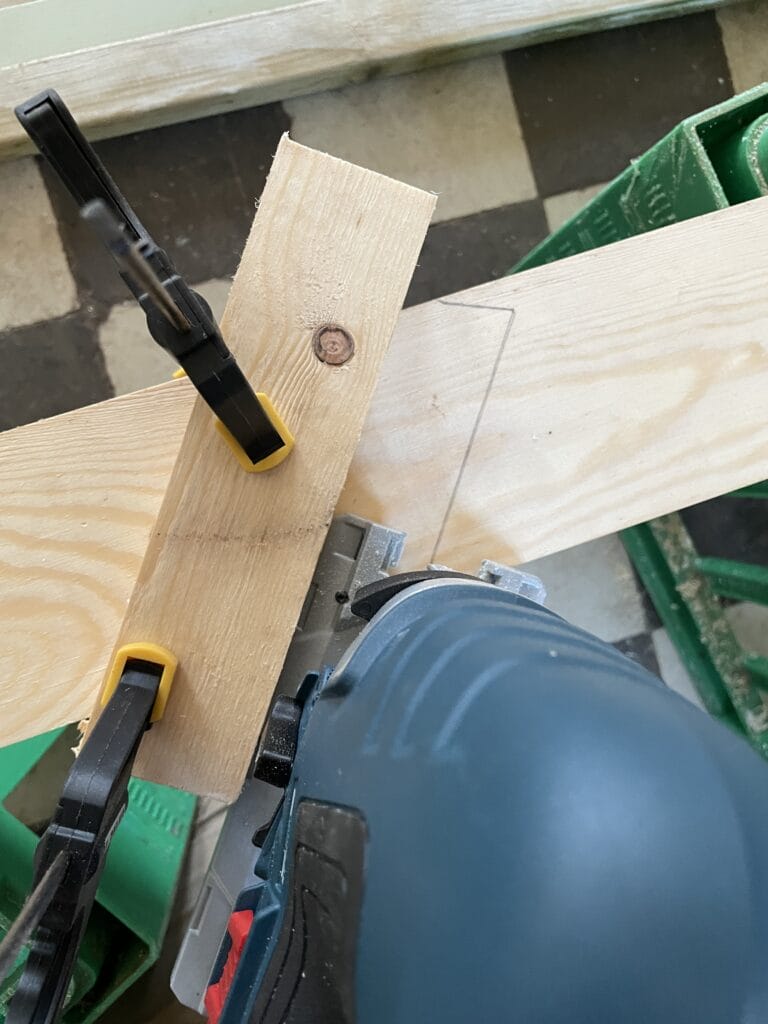 Guide til savning af lige linje med stiksav