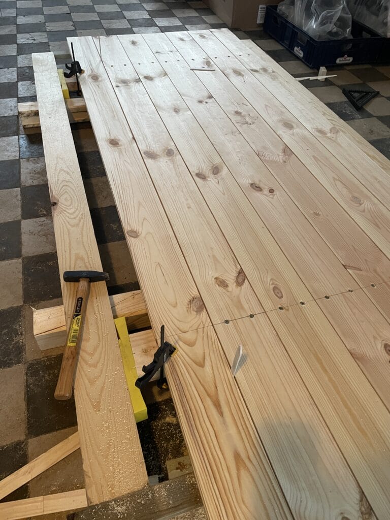 Montering af beklædning på hjemmelavet stalddør med z-skelet