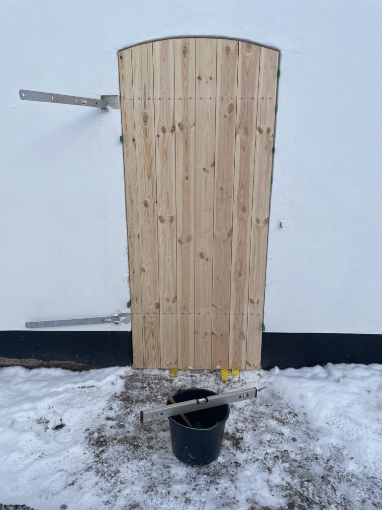 Montering af stalddør med stabelhængsler