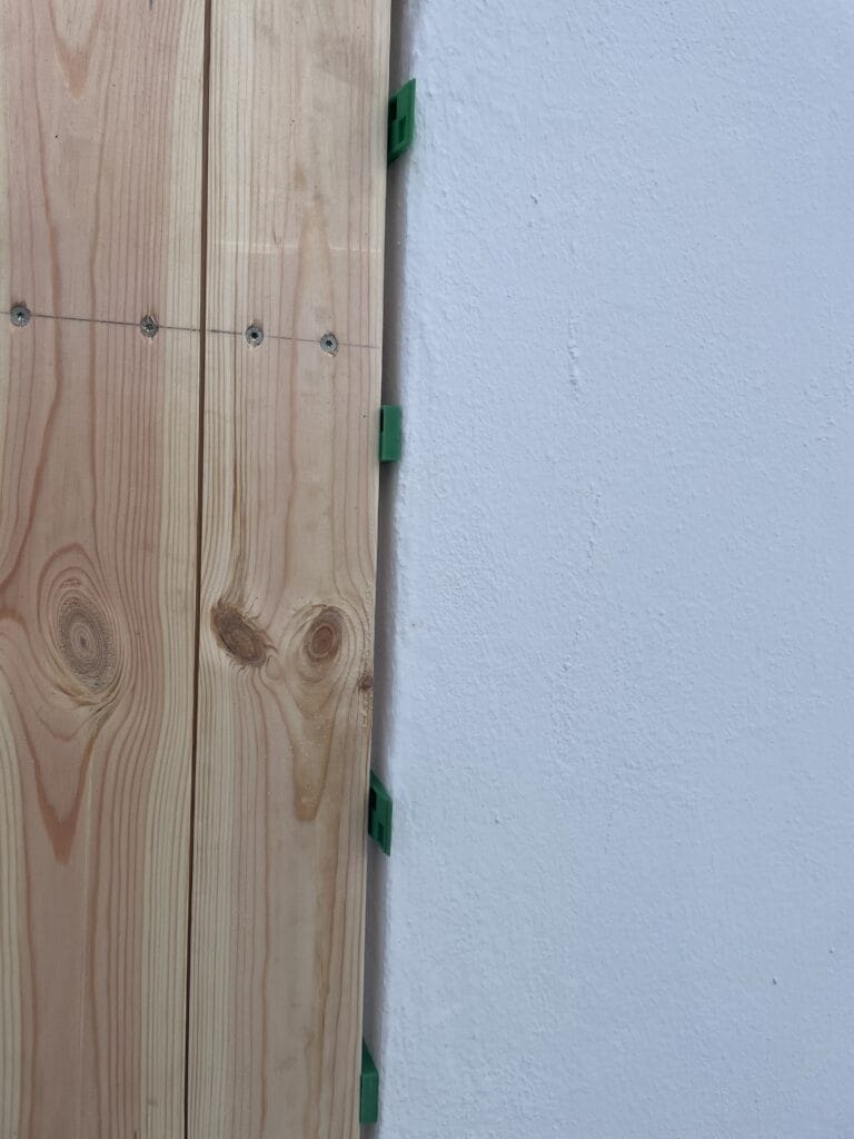 Montering af stalddør med kiler og opkiling af dør