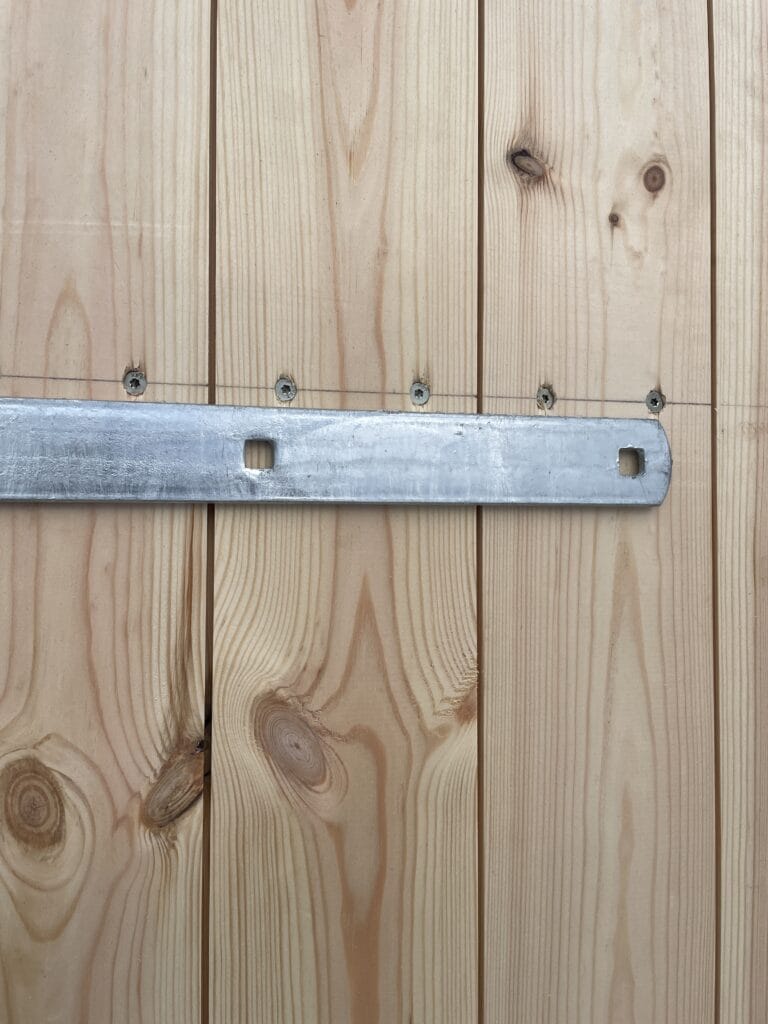 Montering af stalddør med stabelhængsler