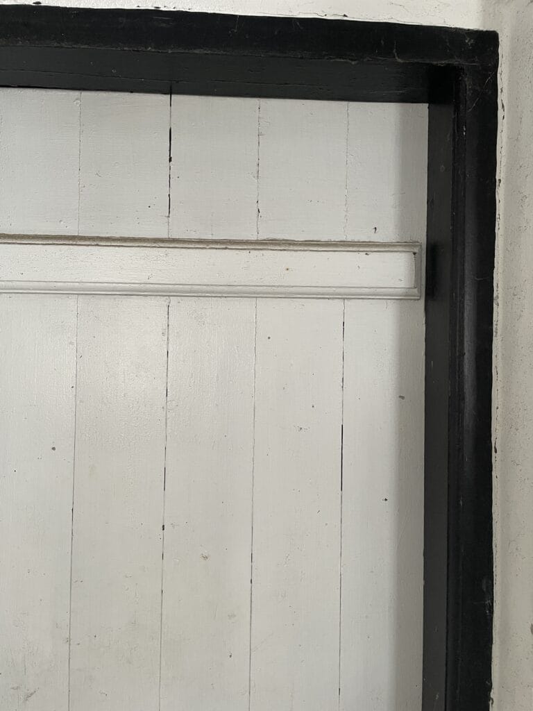 klassisk revledør med fer og not og udsynlig samling