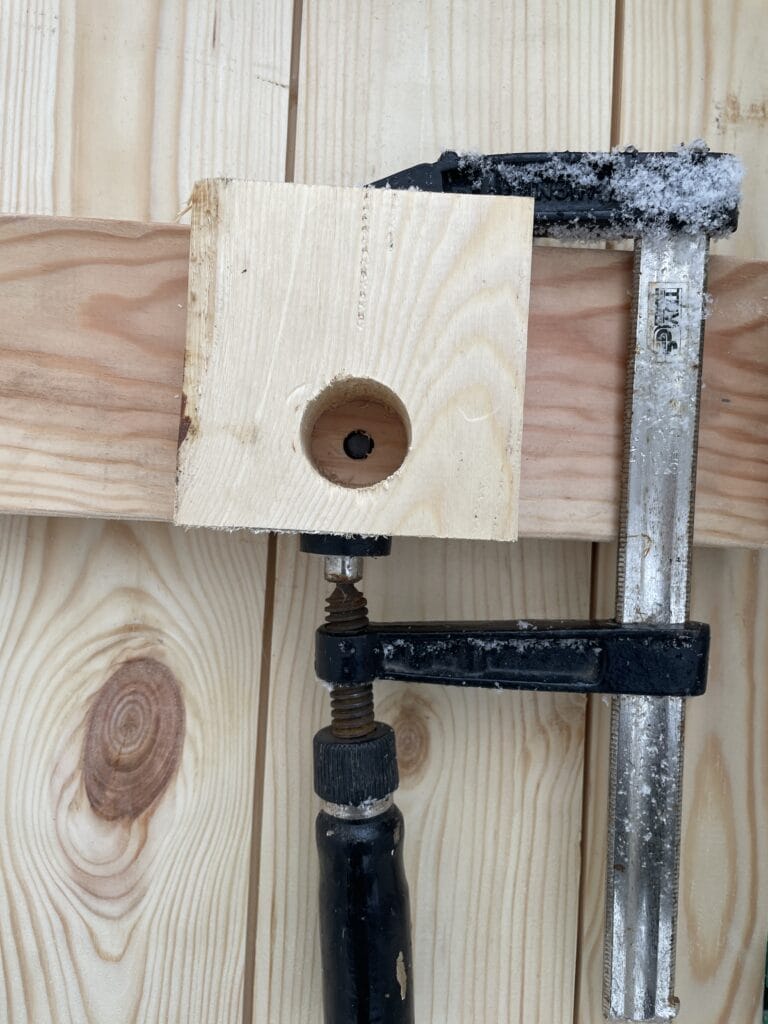 Udfræsning til bolte i træværk for skjulte samlinger