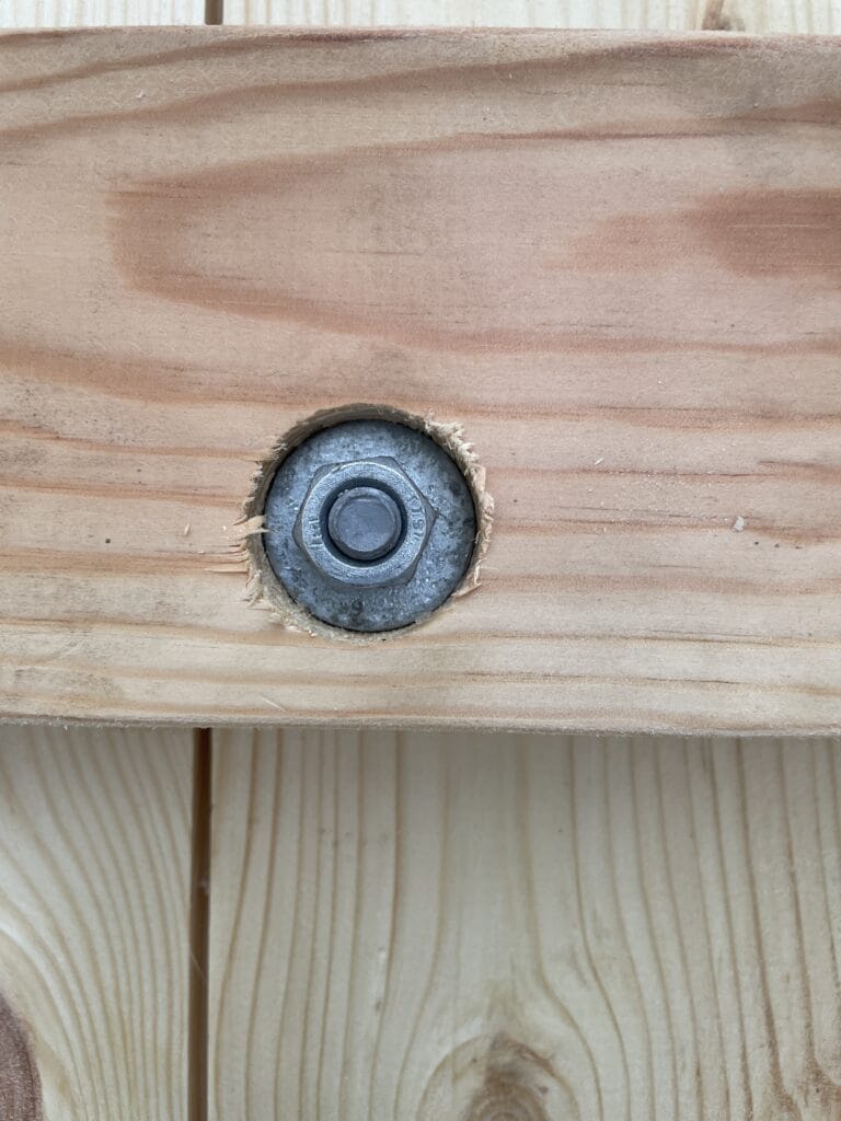 Udfræsning til bolte i træværk for skjulte samlinger