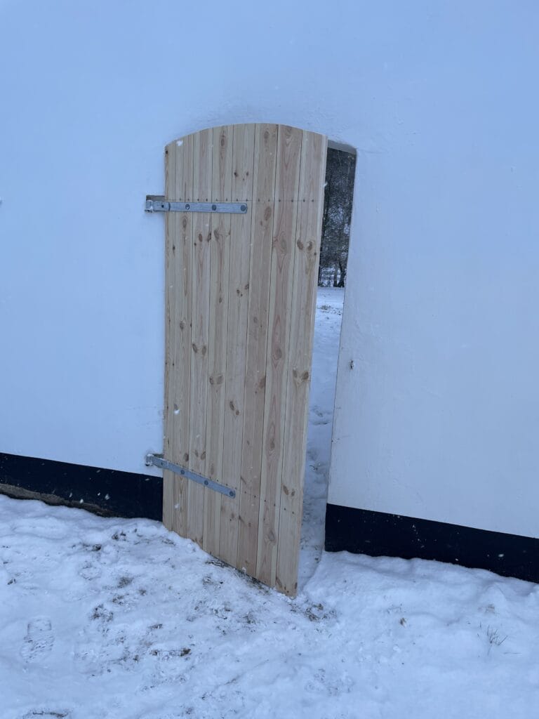 Færdigmonteret hjemmelavet stalddør