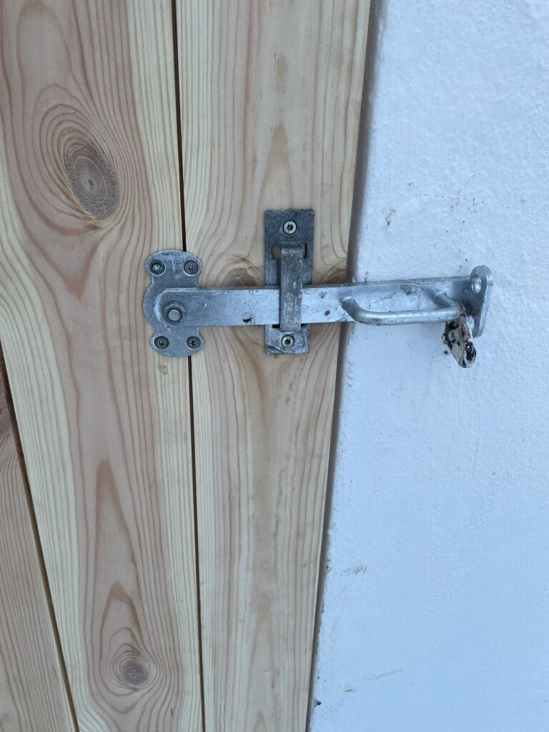 Montering af håndtag til stalddør